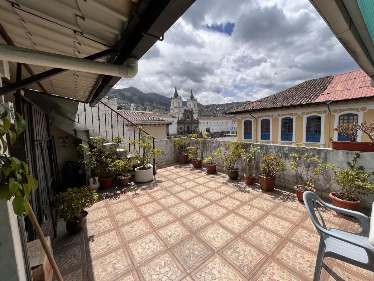 Hostal Benalcazar Quito Exterior photo